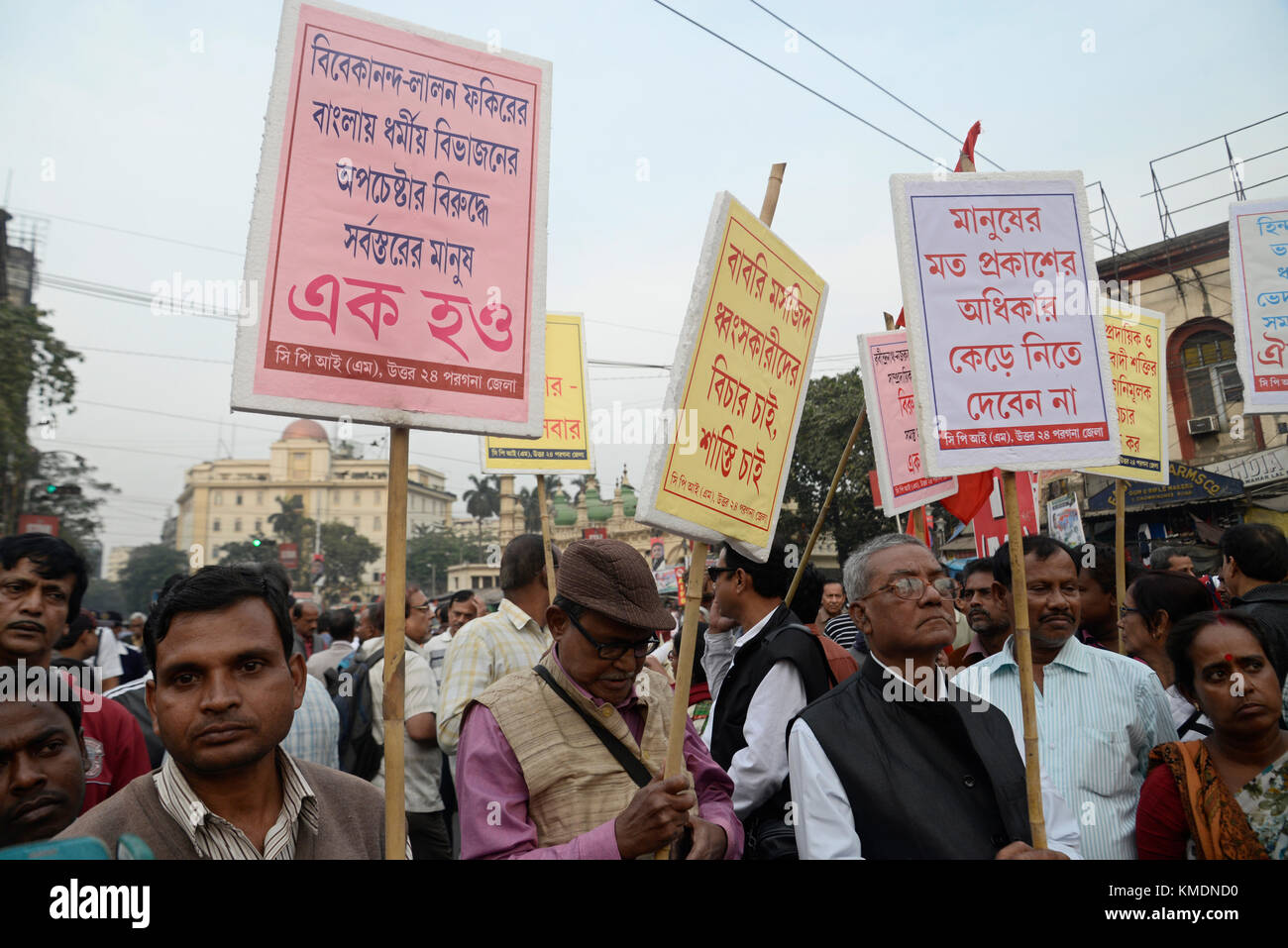 Kolkata, Indien. 06 Dez, 2017. Linke vordere Aktivist mit Plakat und Red Flag gegen Babri Masjid Abbruch in Ayodhya in Kalkutta zu protestieren sammelte. Vorne links Leader und Aktivist nehmen Sie teil an einer Kundgebung anlässlich des 25. Jahrestages der Zerstörung der Babri Masjid (Moschee) in Ayodhya, Uttar Pradesh am Tag als Kala diwas oder schwarzer Tag am 6. Dezember 2017 in Kalkutta zu beobachten. der Babri Moschee in Ayodhya, Uttar Pradesh während einer Sammlung, die in einem Aufstand am 6. Dezember 1992 wandte sich abgerissen wurde. Credit: saikat Paul/Pacific Press/alamy leben Nachrichten Stockfoto