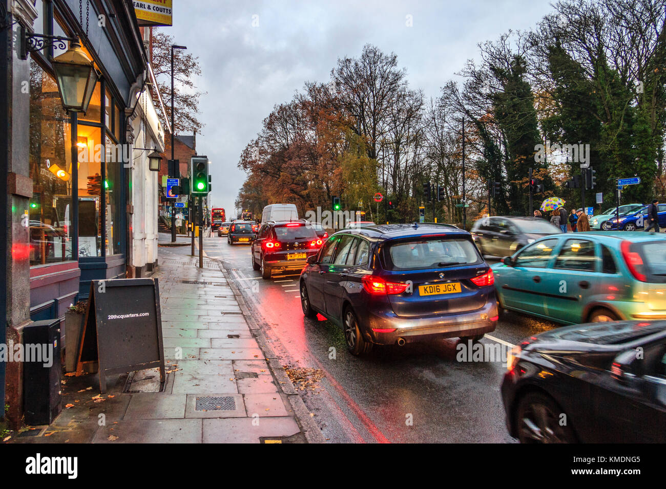 Northbound Verkehr langsam auf Archway Road an der Highgate, London, UK, an einem regnerischen Sonntag Abend im Dezember Stockfoto