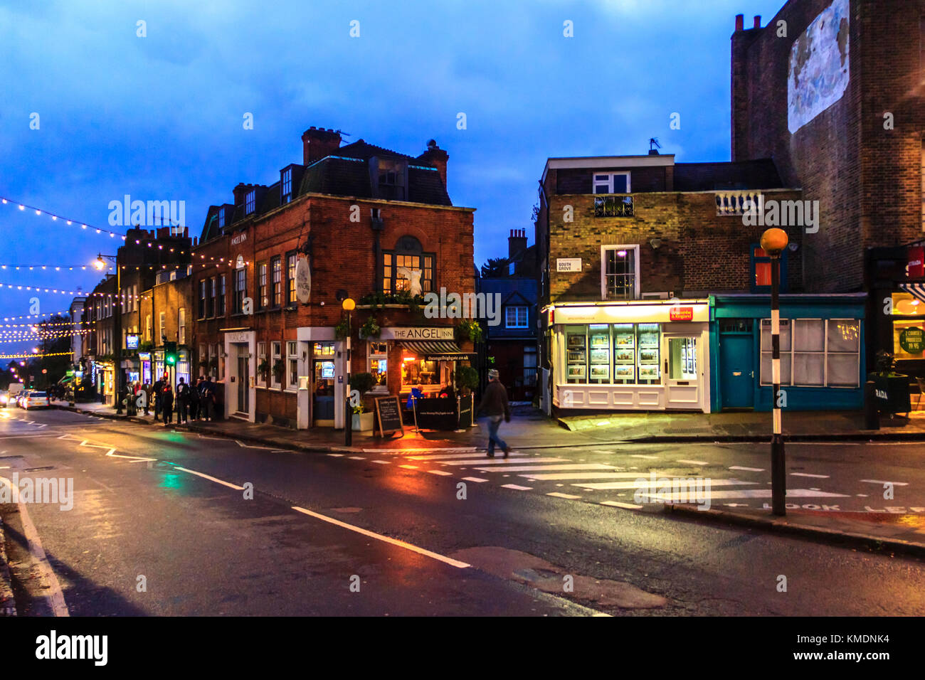 Blau und Orange urbanen Nacht Szene in Highgate Dorf an einem Sonntag im Dezember, London, UK Stockfoto