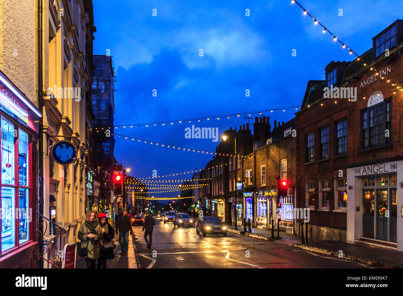 Blau und Orange urbanen Nacht Szene in Highgate Dorf an einem Sonntag im Dezember, London, UK Stockfoto