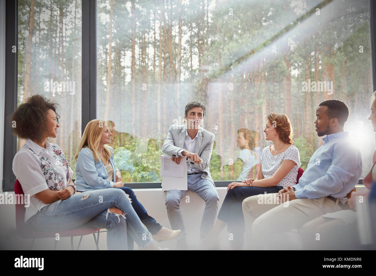 Therapeut leitet Gruppentherapie Sitzung Stockfoto