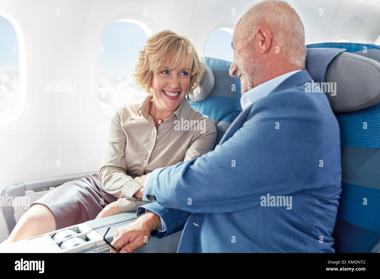Liebevolles reifes Paar, das Hände auf Flugzeug hält Stockfoto