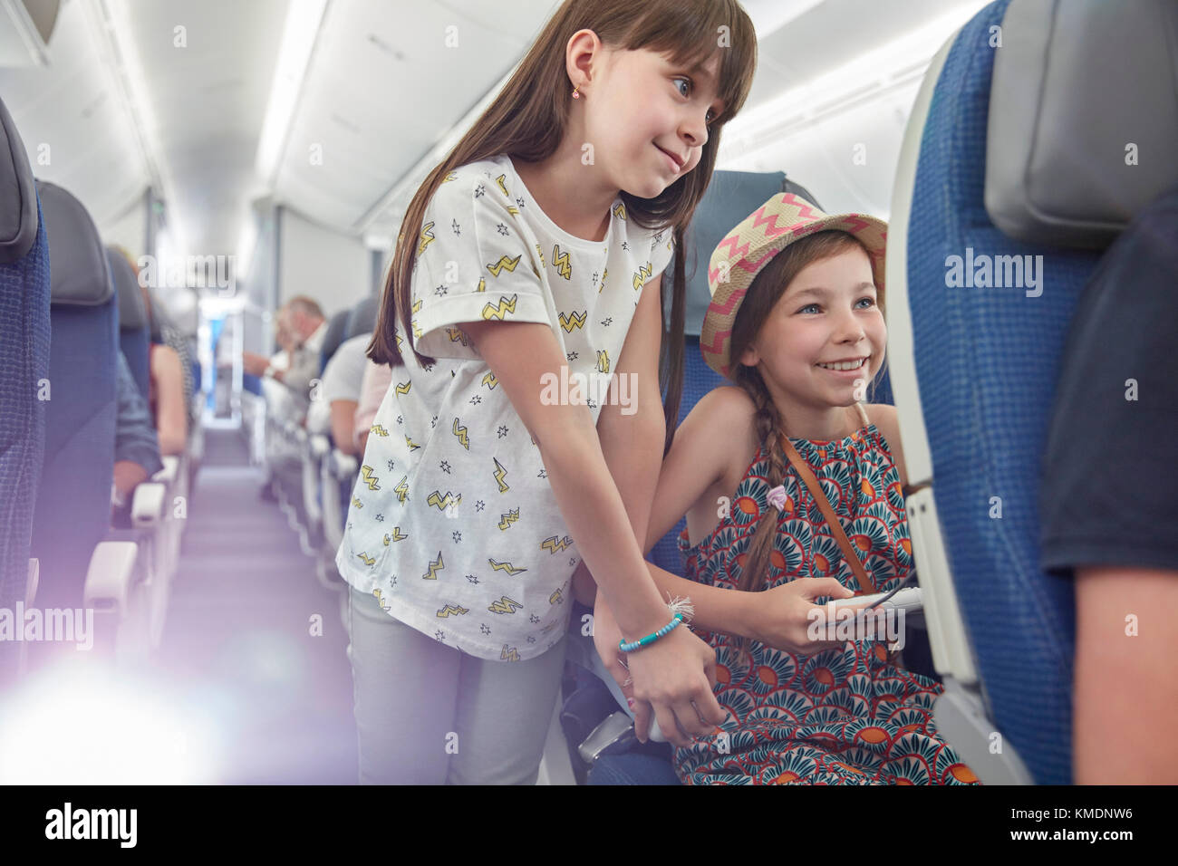 Mädchen Schwestern spielen video game auf Flugmodus Stockfoto