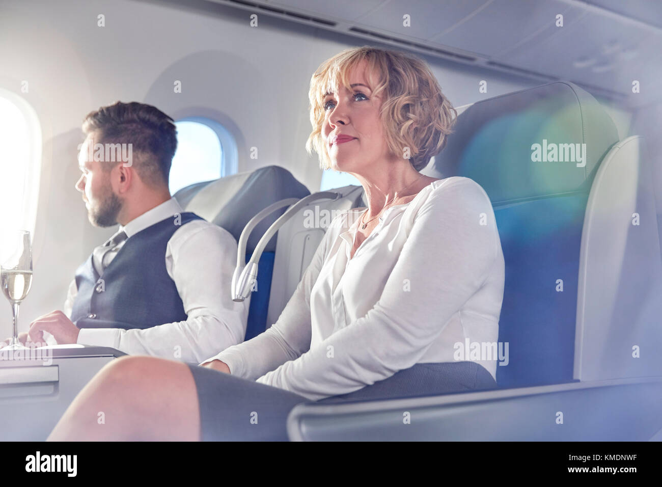 Geschäftsfrau sitzt in erster Klasse im Flugzeug Stockfoto