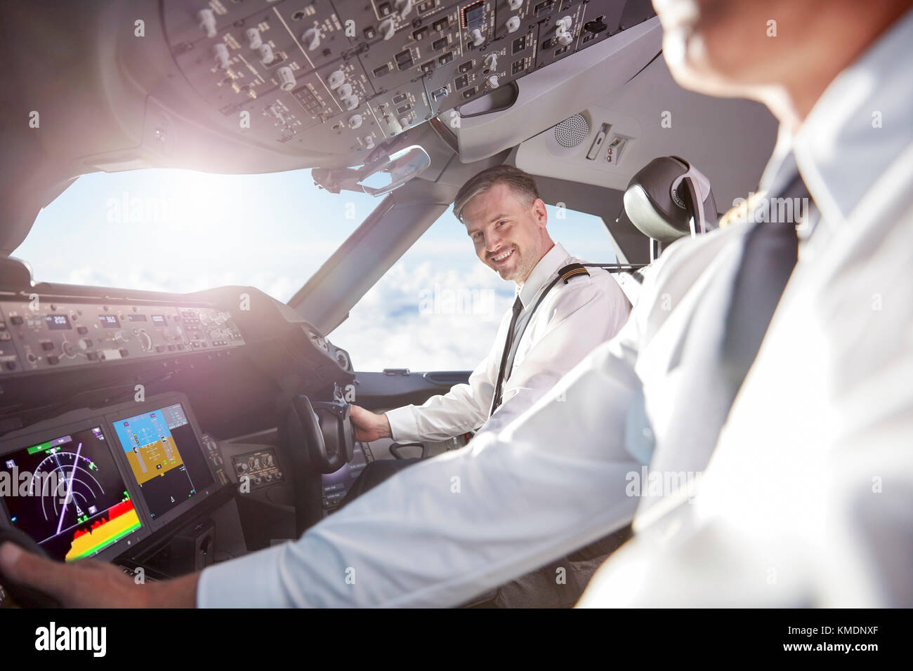 Portrait lächelnd, selbstbewusster Pilot im Flugzeug-Cockpit Stockfoto