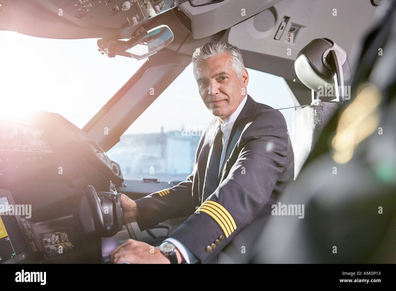 Portrait zuversichtlich männlichen Piloten im Flugzeug-Cockpit Stockfoto