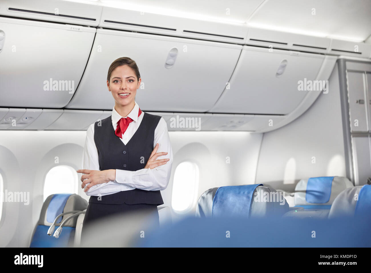 Porträt Lächeln, selbstbewusste weibliche Flight Attendant auf Flugmodus Stockfoto