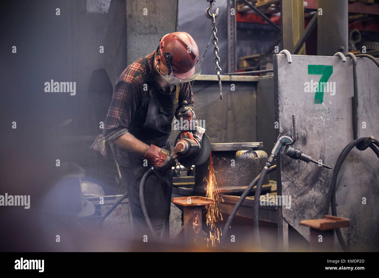 Stahlarbeiter mit Drehmaschine in Stahlwerk Stockfoto