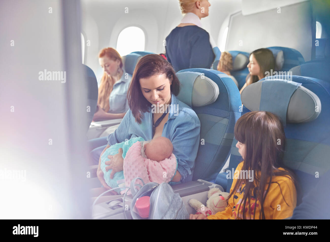 Mutter hält Baby im Flugzeug Stockfoto