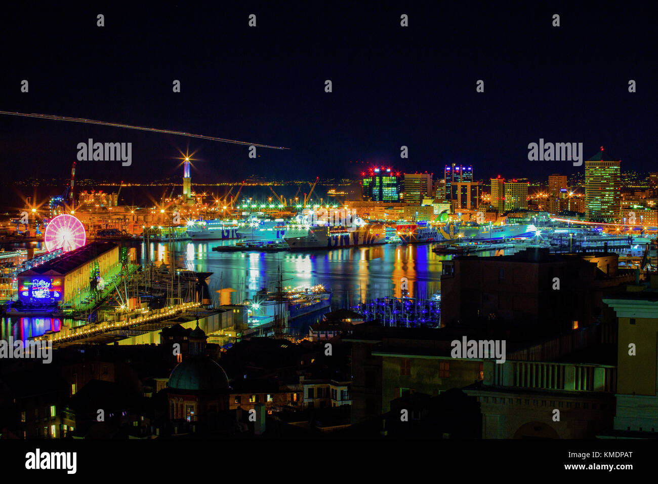 Genua (Genova), Italien, 27. November 2017 - Nacht Blick auf den alten Hafen, Genua, Italien / Genua Landschaft/Genua skyline Stockfoto