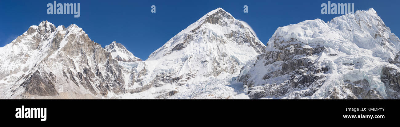 Everest Base Camp, Panoramaaussicht. Gipfel Mount Everest, Nuptse, Khumbu Eisfall. Riesige Auflösung 28538 x 7118 Pixel Stockfoto
