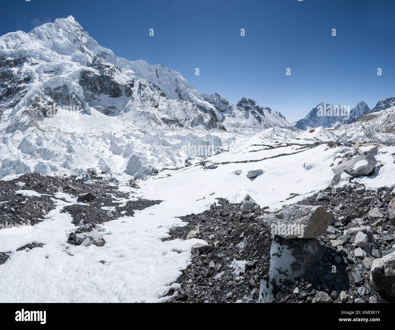 Everest-Basislager mit Nuptse-Gipfel und Khumbu-Eisbruch Stockfoto