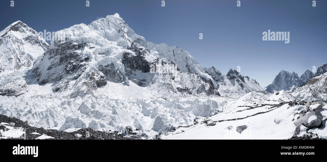 Everest Base Camp mit Blick auf den nuptse und Khumbu Eisfall Stockfoto