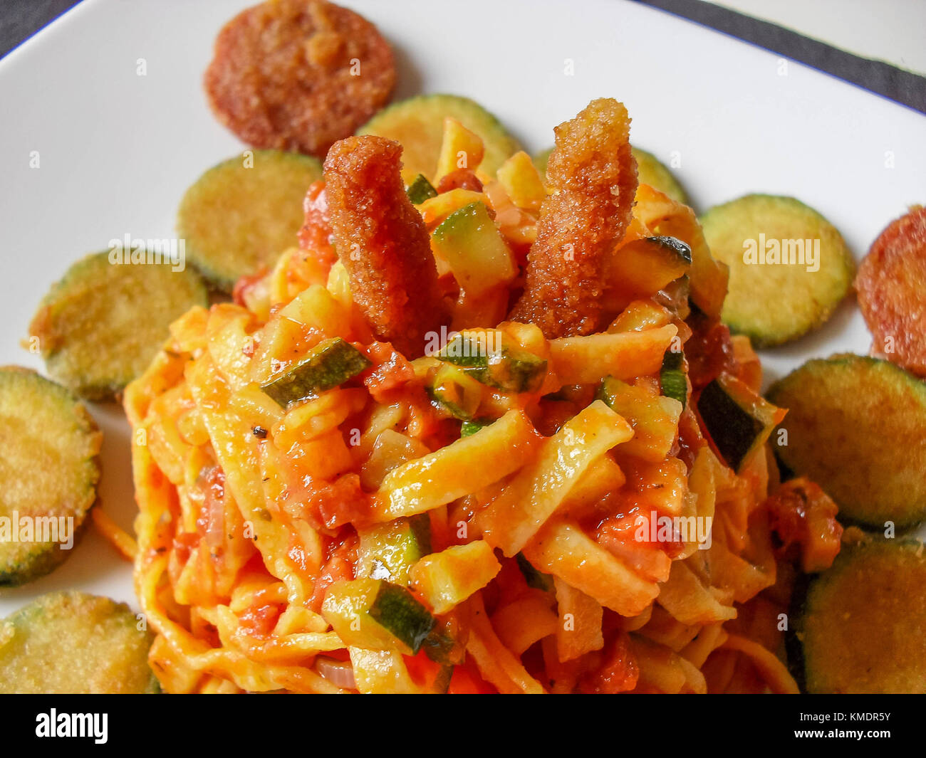 Hausgemachte Bandnudeln mit gebratener Salami und Zucchini Stockfoto