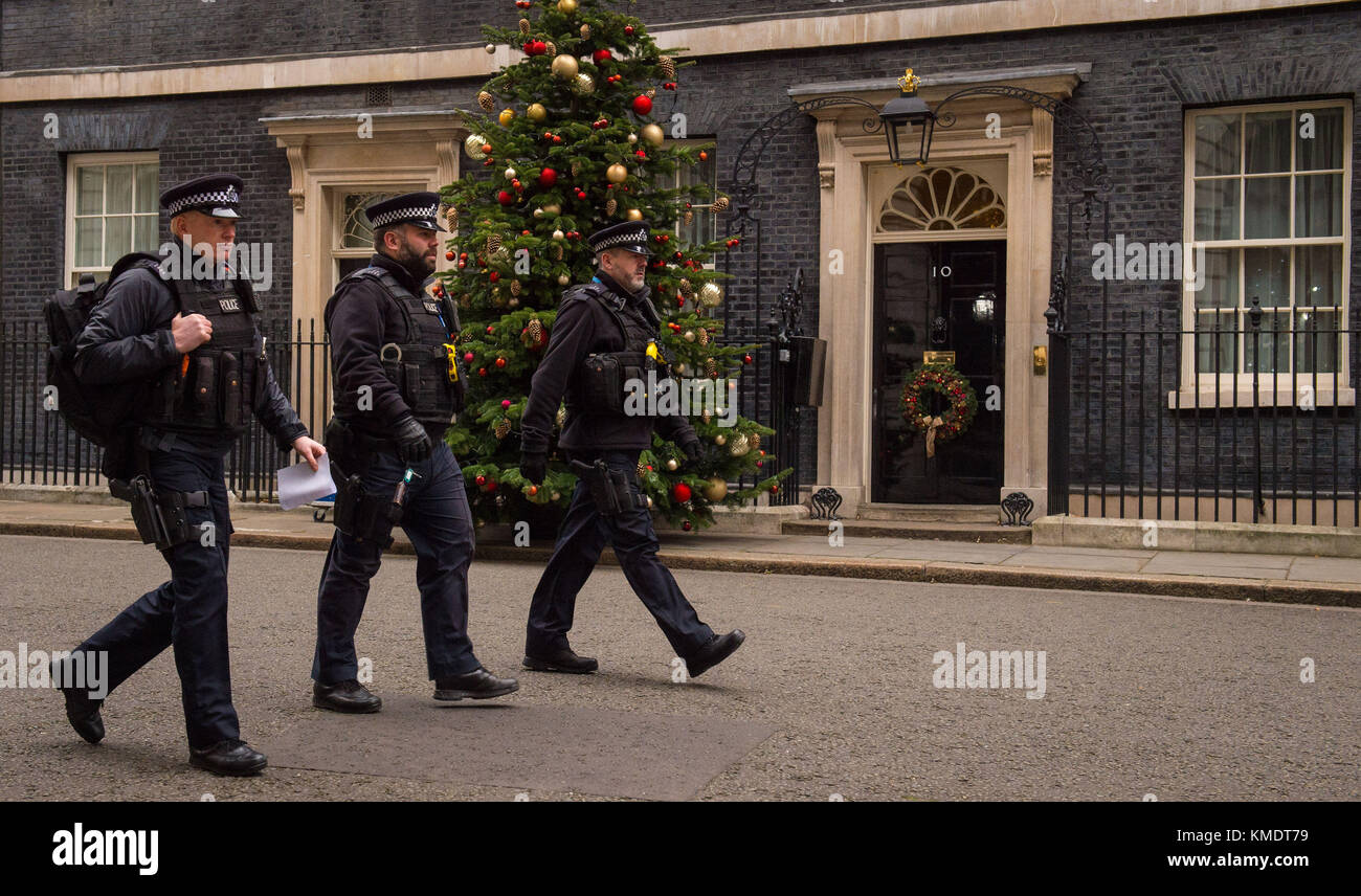 Polizisten vorbei an der Tür von 10 Downing Street in London. Naa'imur Zakariyah Rahman hat in Westminster Richter-gericht erschienen beschuldigt vom Plotten der PM in eine Bombe und Messer angriff auf Downing Street zu ermorden. Stockfoto