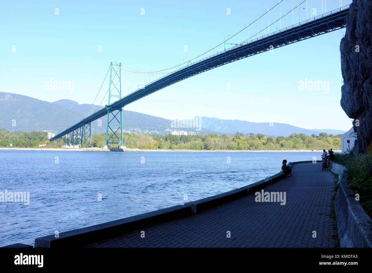 Lions Gate Bridge von unten in Vancouver gesehen. Stockfoto