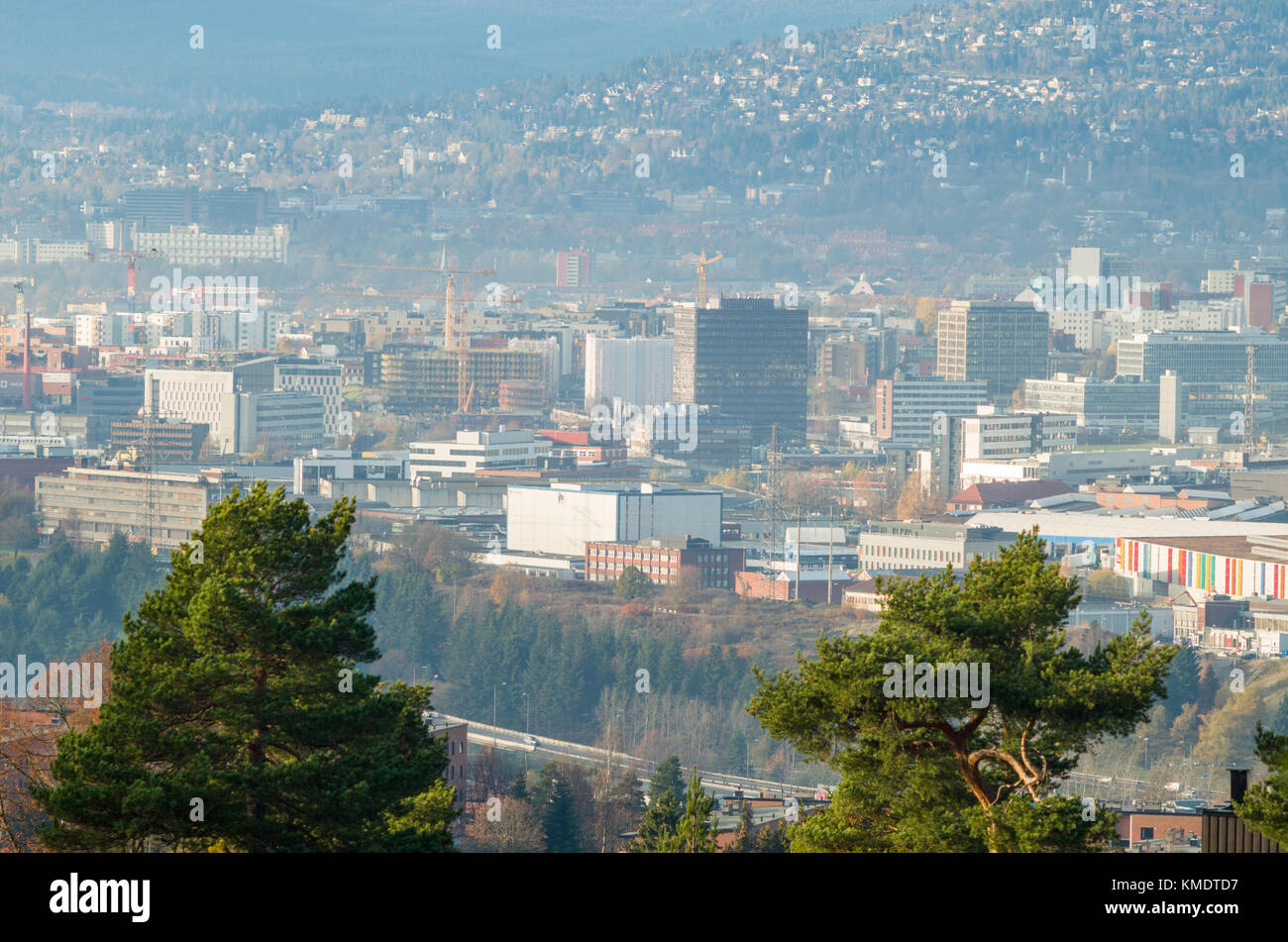 Der løren Nachbarschaft - schnell der steigenden sleeping room' von Oslo. Anfang Herbst, Norwegen. Stockfoto