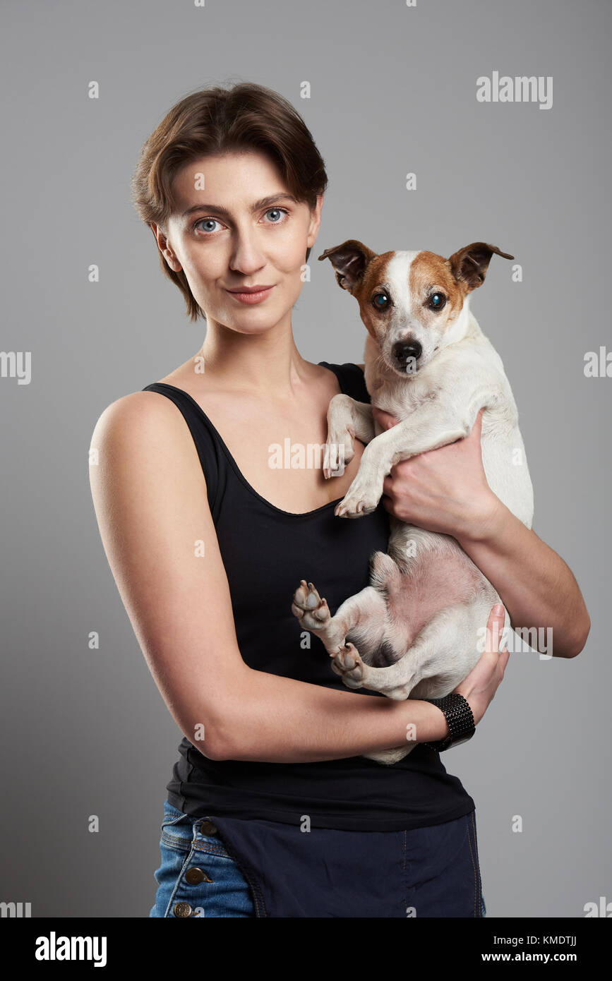 Frau mit Hund Freund. Jack Russell Terrier mit dem Besitzer in Studio Light Stockfoto