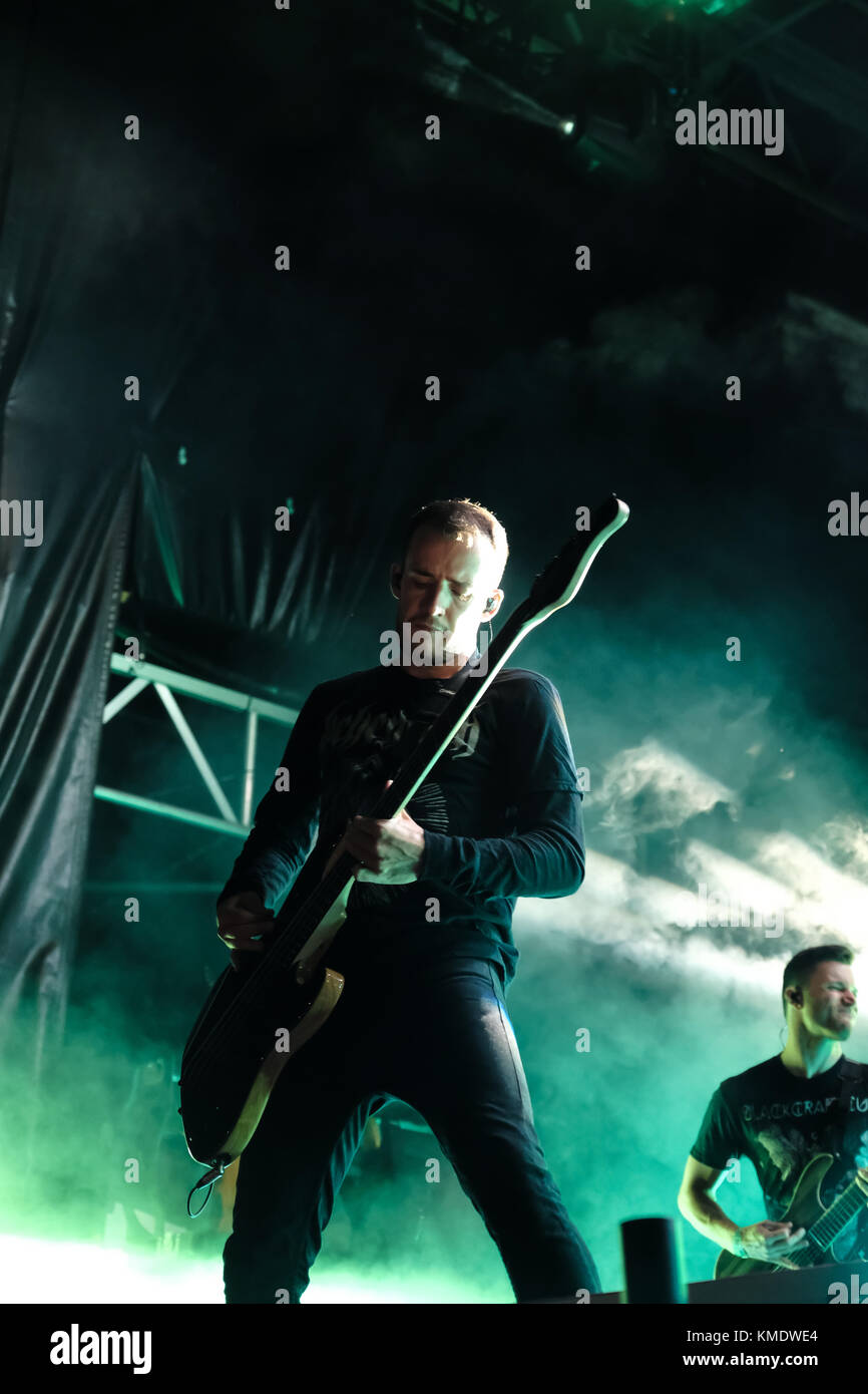 Die britische Metalcore Band Architects spielt ein Live-Konzert beim  Schweizer Musikfestival Greenfield Festival 2017 in Interlaken. Hier ist  Bassist Alex Dean live auf der Bühne zu sehen. Schweiz, 09/06 2017  Stockfotografie - Alamy