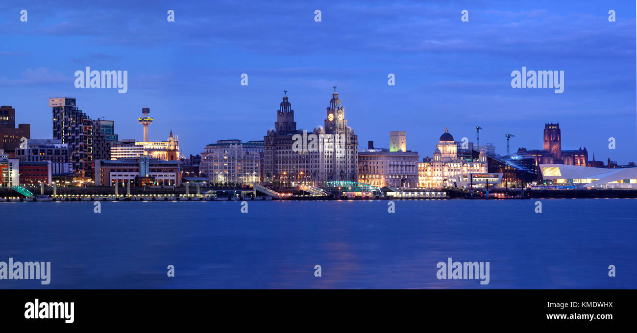 Liverpool Skyline bei Nacht. Stockfoto
