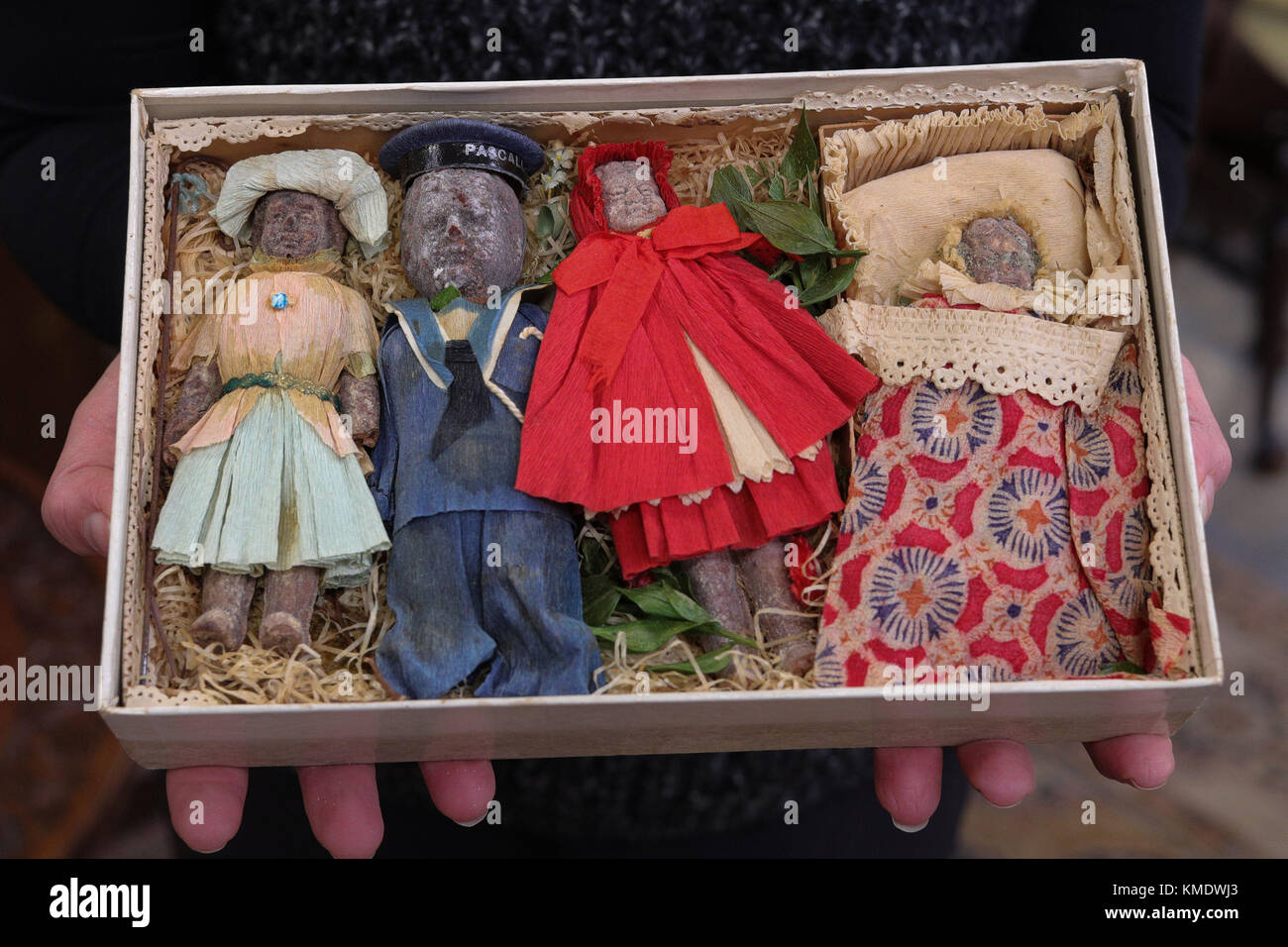 Eine 100 Jahre alte Box von pascall von Pralinen mit einem Little Red Riding Hood Thema, das im Dezember Auktion an Hansons Auktionatoren in Derby verkauft wird. Die pralinen gehörte zu Eileen Paton, der in London im Jahre 1907 geboren wurde, und wurden ihr zu Weihnachten um 1911-1915. Stockfoto