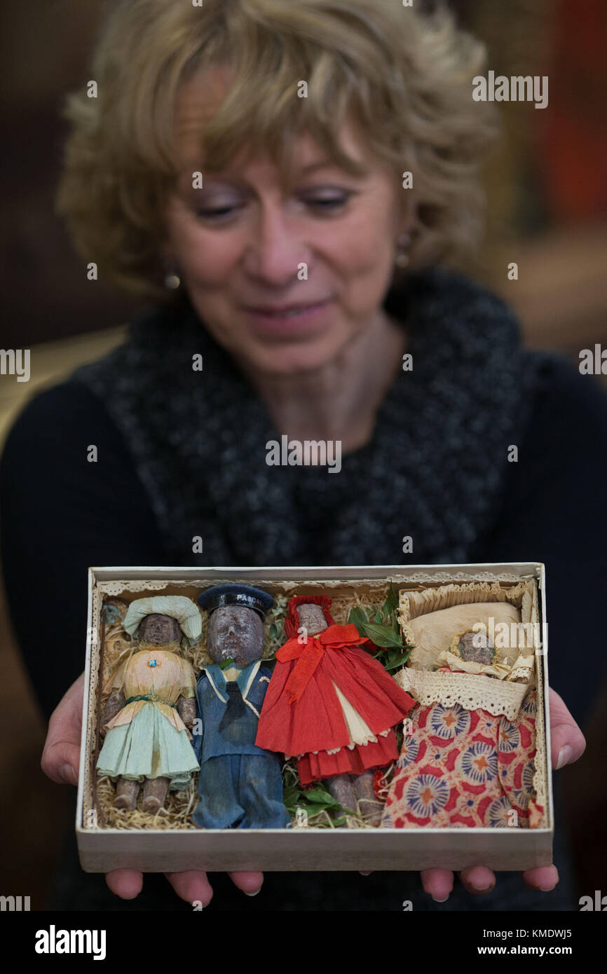 Jill Gallone von Hansons Auktionatoren hält eine 100 Jahre alte Box von pascall von Pralinen mit einem Little Red Riding Hood Thema, das im Dezember Auktion im Auktionshaus in Derby verkauft wird. Die pralinen gehörte zu Eileen Paton, der in London im Jahre 1907 geboren wurde, und wurden ihr zu Weihnachten um 1911-1915. Stockfoto