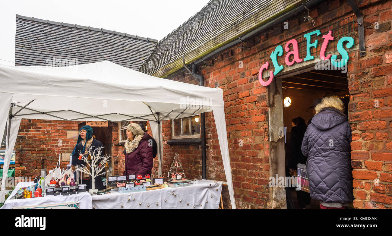 Eines ländlichen Bauern Craft Markt verkaufen handgefertigte Weihnachtsgeschenke an Rode Hall, Cheshire, UK. Stockfoto