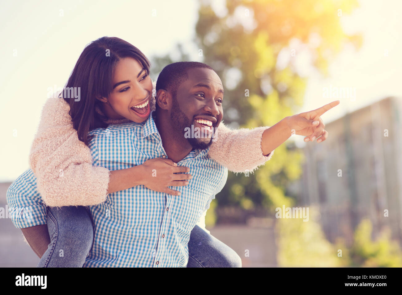 Freudige positive Paare gemeinsam Spaß haben Stockfoto