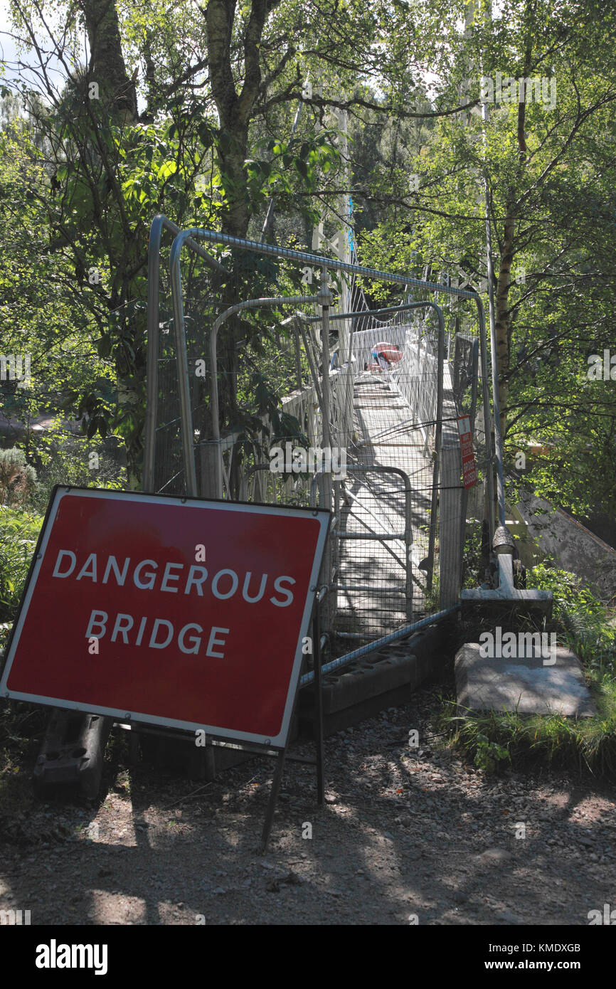 Ein Warnzeichen und Geländer Zugriff auf die Fußgängerbrücke über den Dee an Cambus O'May zu blockieren, schlecht im Sturm beschädigt Frank Stockfoto