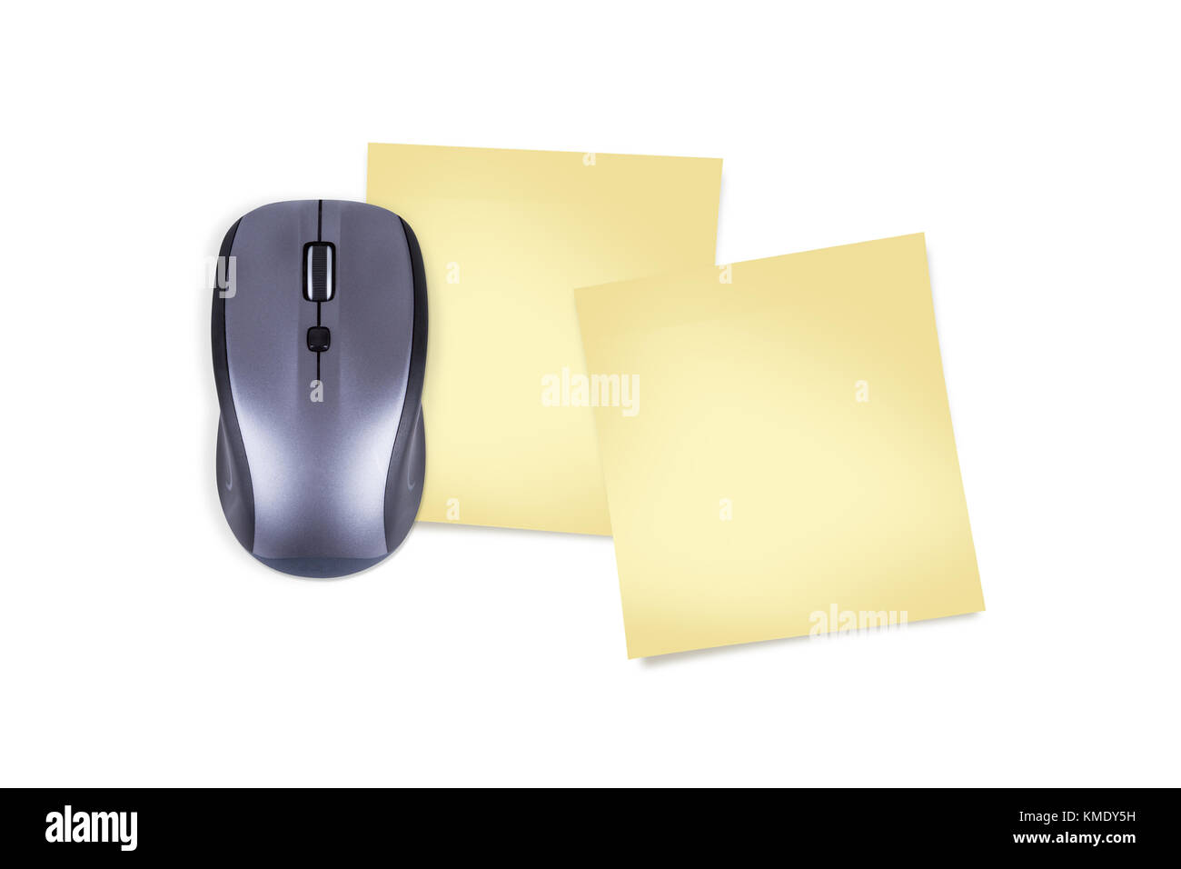 Ansicht der Computermaus und gelbe Haftnotiz Papier mit Mock up Kopie Raum, auf weißem Hintergrund. Stockfoto