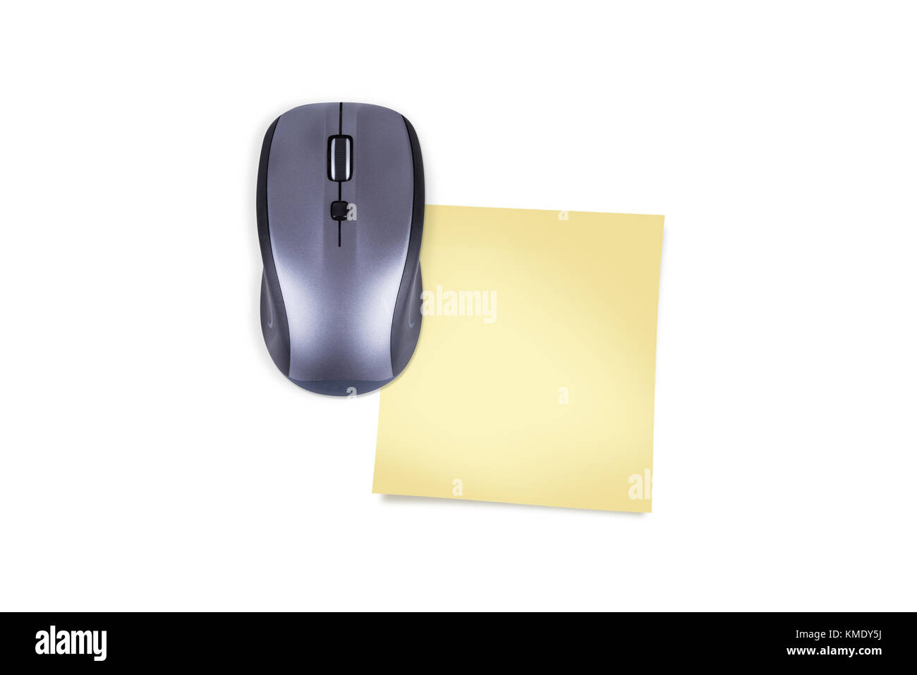 Ansicht der Computermaus und gelbe Haftnotiz Papier mit Mock up Kopie Raum, auf weißem Hintergrund. Stockfoto