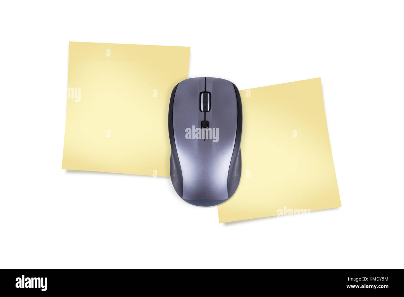 Ansicht der Computermaus und gelbe Haftnotiz Papier mit Mock up Kopie Raum, auf weißem Hintergrund. Stockfoto