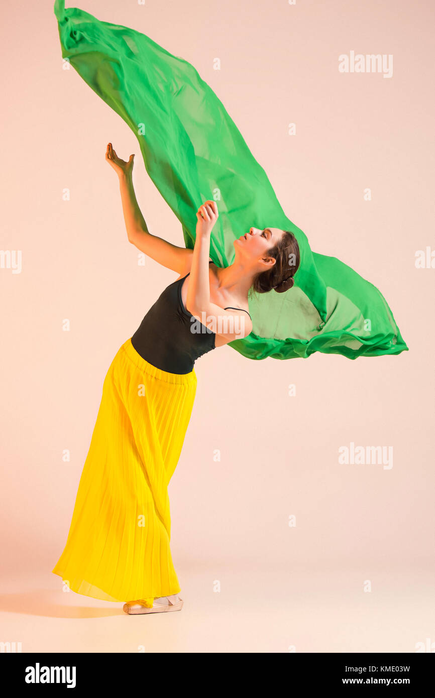 Jung und unglaublich schöne Ballerina tanzt im Studio Stockfoto