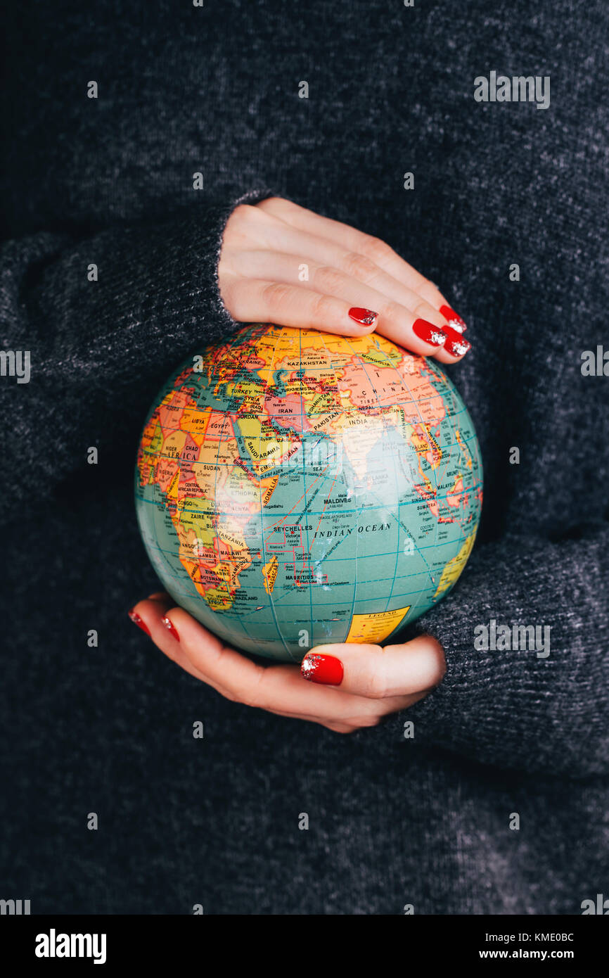 Woman's Hände, die Erde. Stockfoto