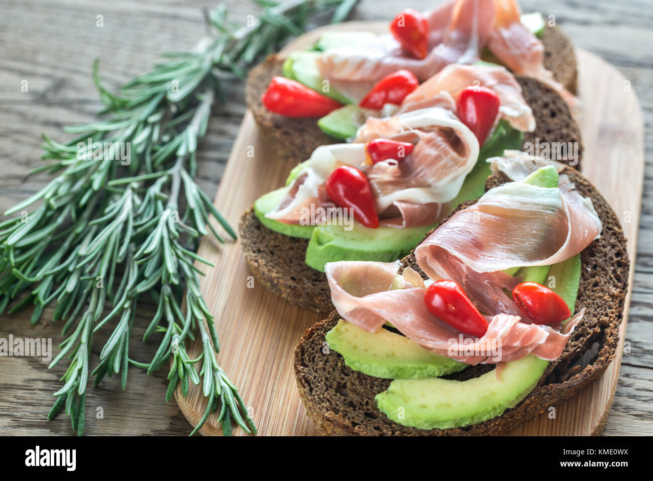 Sandwiches mit Avocado und Schinken Stockfoto