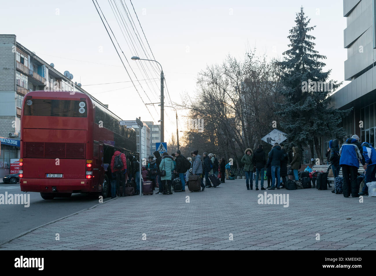 Chisinau, Republik Moldau - 3. Januar 2017: Menschen einen Bus, der sie aus dem Land erhalten. Chisinau, Republik Moldau Stockfoto