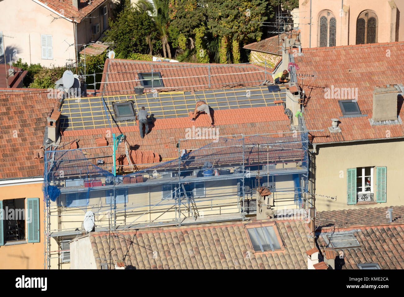 Dachdecker, die Dach oder Dach ersetzen, in der Altstadt von Le Suquet, Cannes, Alpes-Maritimes, Frankreich Stockfoto