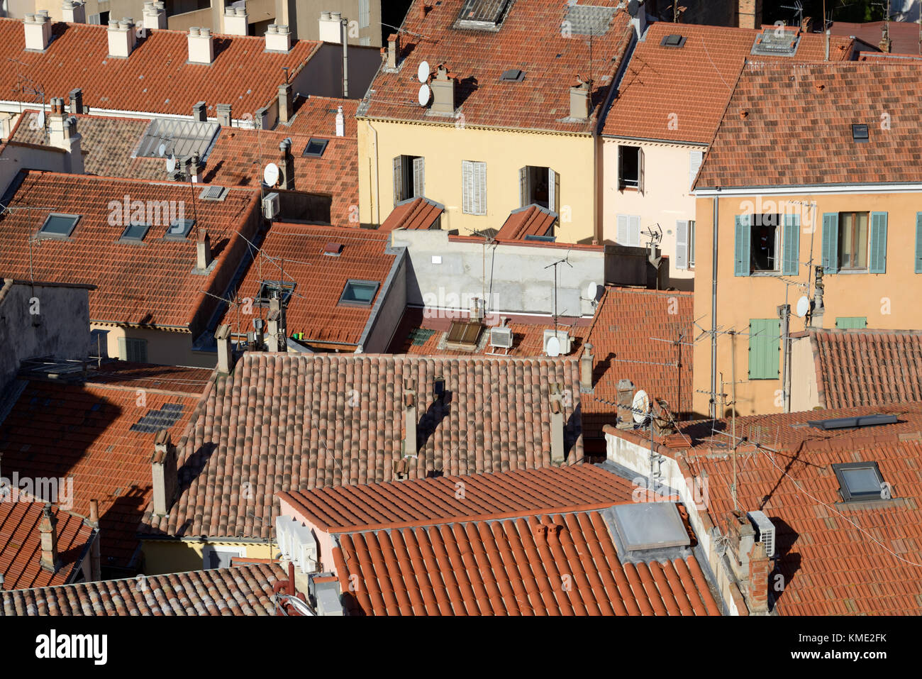 Luftaufnahme über die Dächer oder Dächer der Altstadt von Le Suquet, Cannes, Alpes-Maritimes, Frankreich Stockfoto