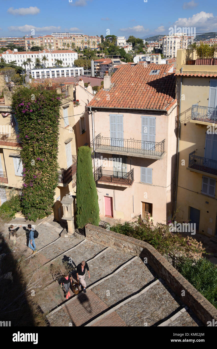 Alte Straßen und gepflasterte Treppen in der Altstadt von Le Suquet, Cannes, Alpes-Maritimes, Frankreich Stockfoto