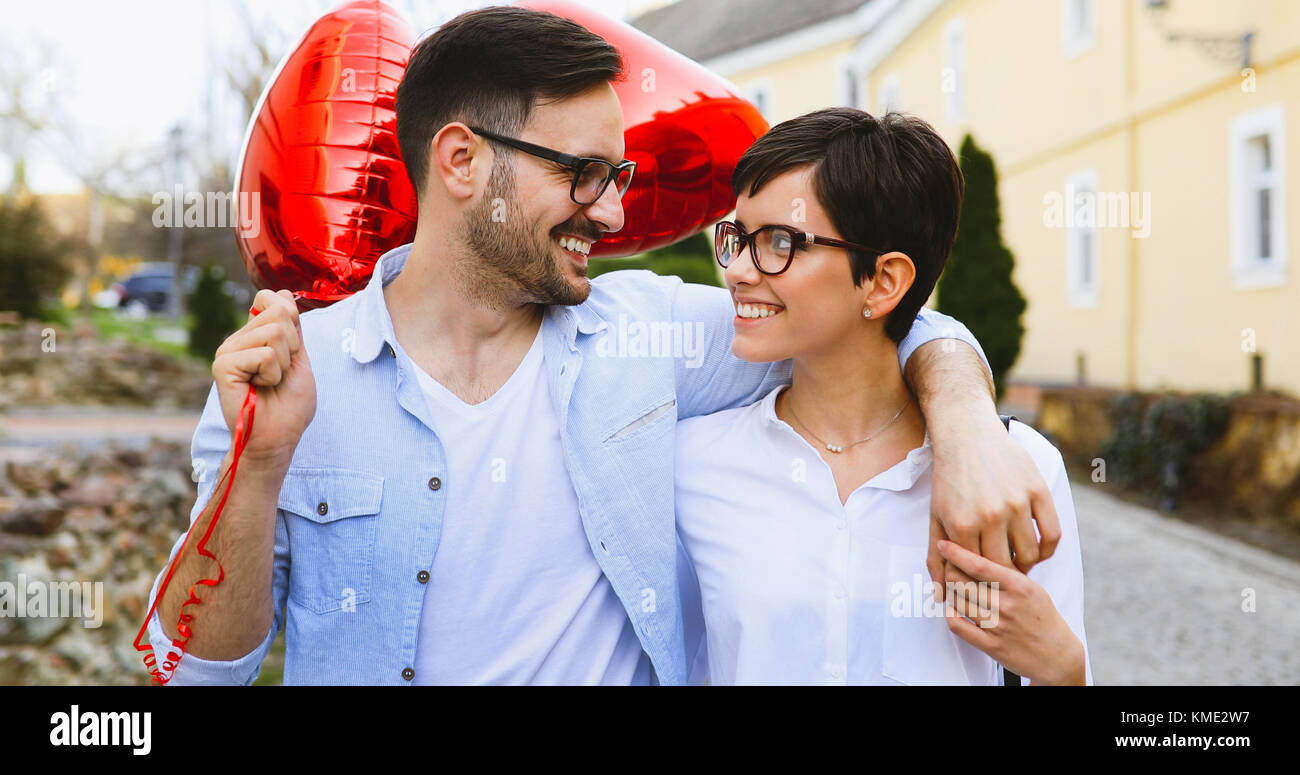 Locker Paar in Liebe kleben Stockfoto