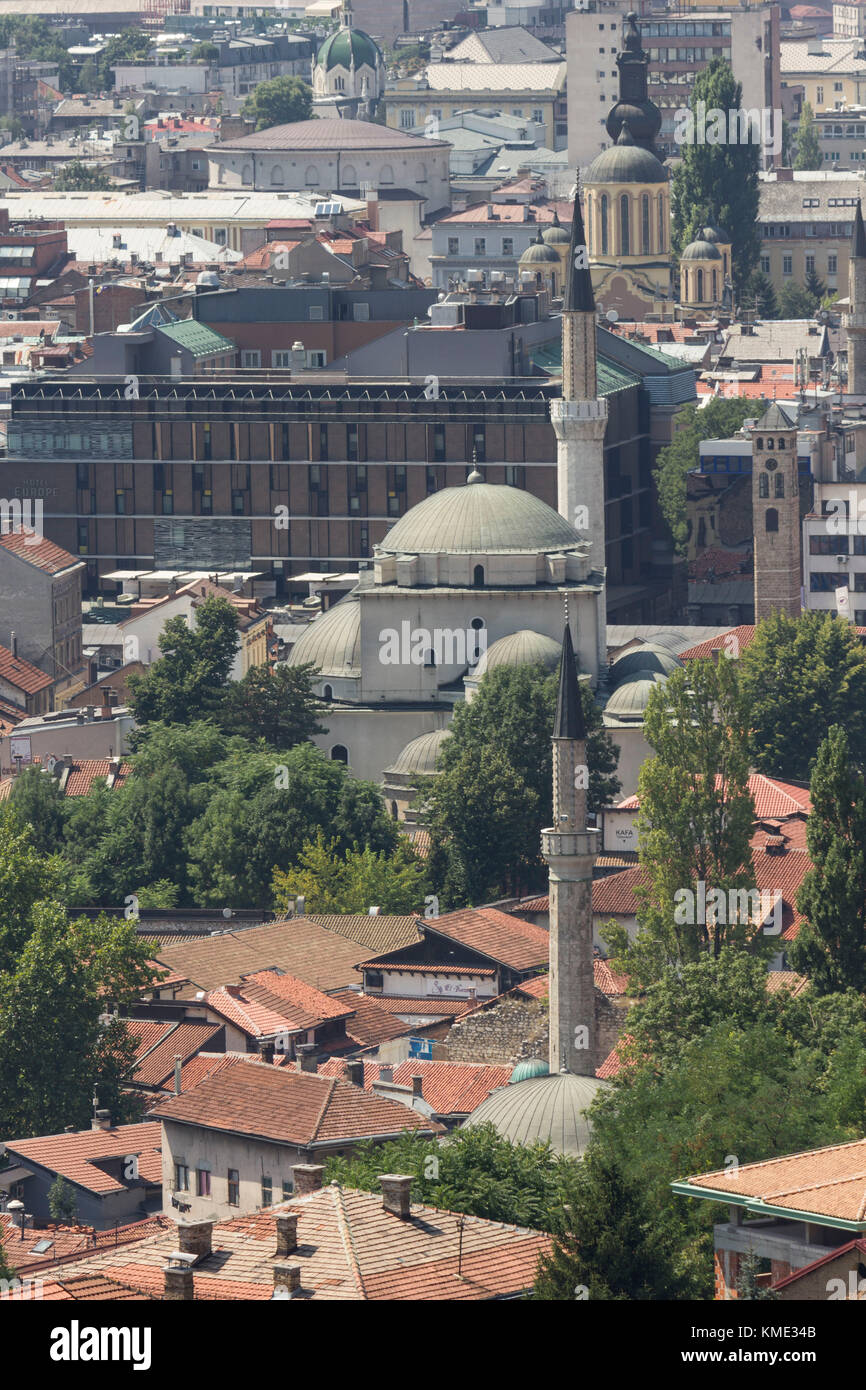 SARAJEVO, BOSNIEN UND HERZEGOWINA - 19. AUGUST 2017: Blick von der Spitze des Gazi Husrev Beg-moschee in Sarajewo undandere Gebäude Stockfoto