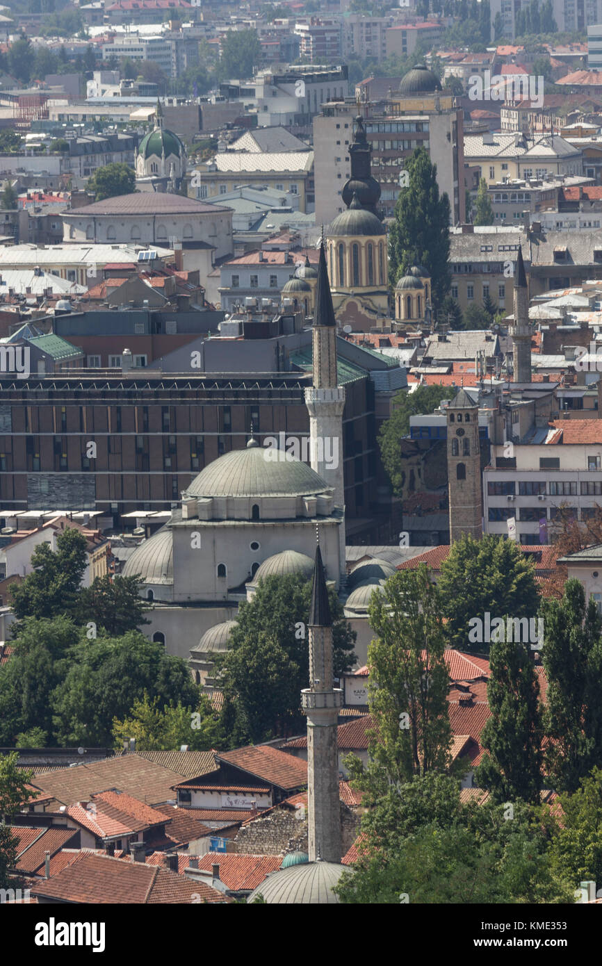 SARAJEVO, BOSNIEN UND HERZEGOWINA - 19. AUGUST 2017: Blick von der Spitze des Gazi Husrev Beg-moschee in Sarajewo undandere Gebäude Stockfoto