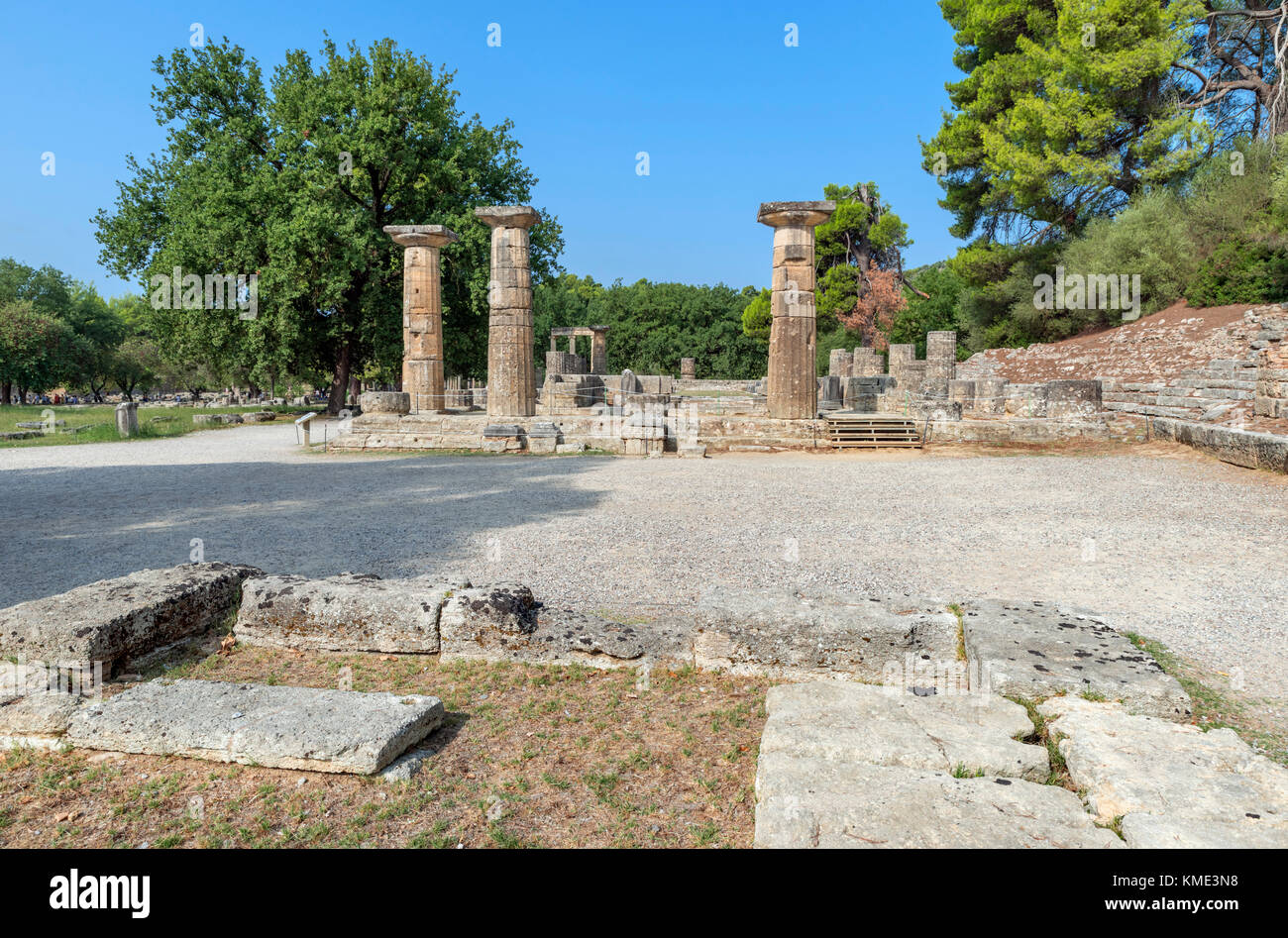 Altar der Hera, wo die olympische Flamme angezündet wird, mit dem Tempel der Hera hinter, Olympia, Pelopponese, Griechenland Stockfoto
