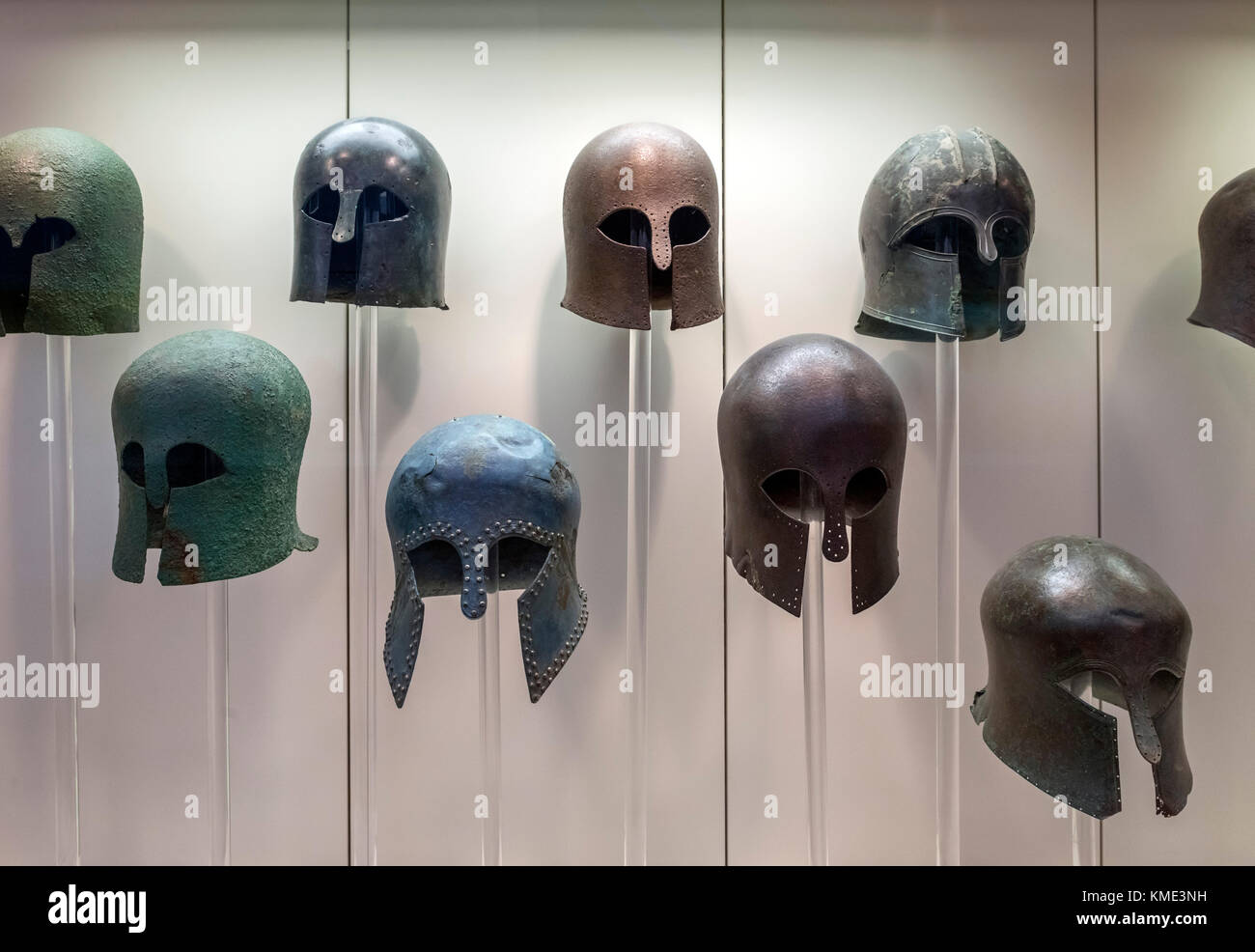 Anzeige der bronze Korinthischen Helm aus der Zeit um das 6. bis 8. Jahrhundert v. Chr., das Archäologische Museum von Olympia, Olympia, Pelopponese, Griechenland Stockfoto