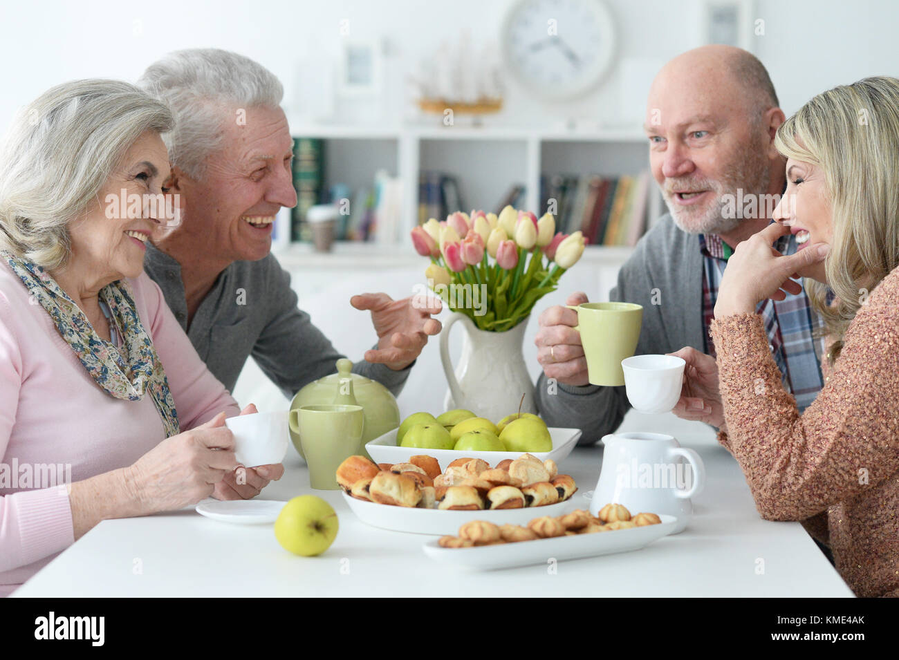 Zwei ältere Paare Tee trinken. Stockfoto