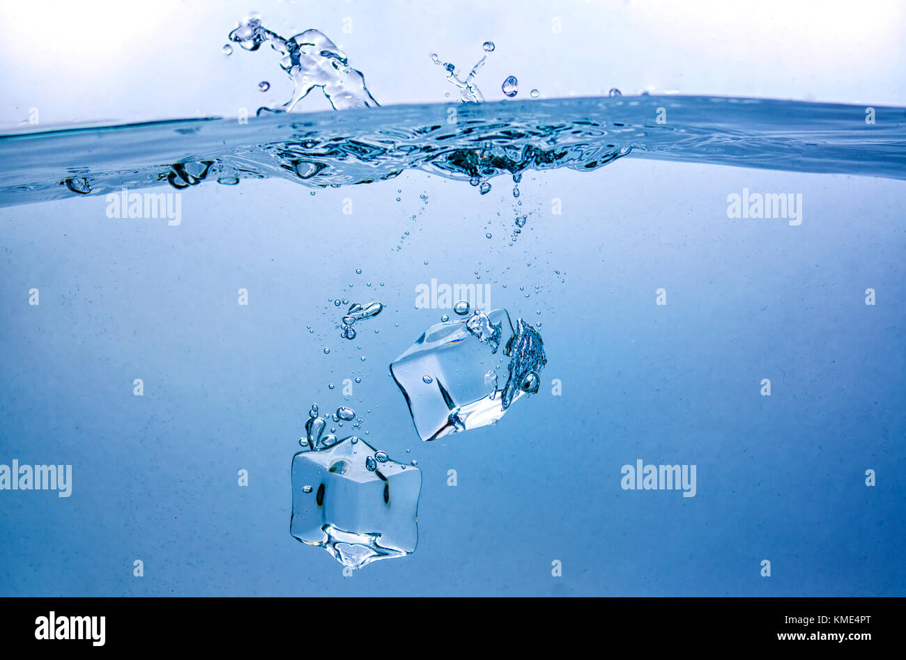 Eiswürfel Spritzer in klarem Wasser Stockfoto