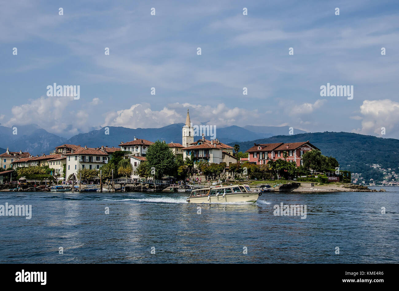 Die einzige der drei Borromäischen Inseln, die nicht durch die königliche Borromeo in Familienbesitz ist, liegt das bezaubernde und faszinierende Isola dei Pescatori. Stockfoto