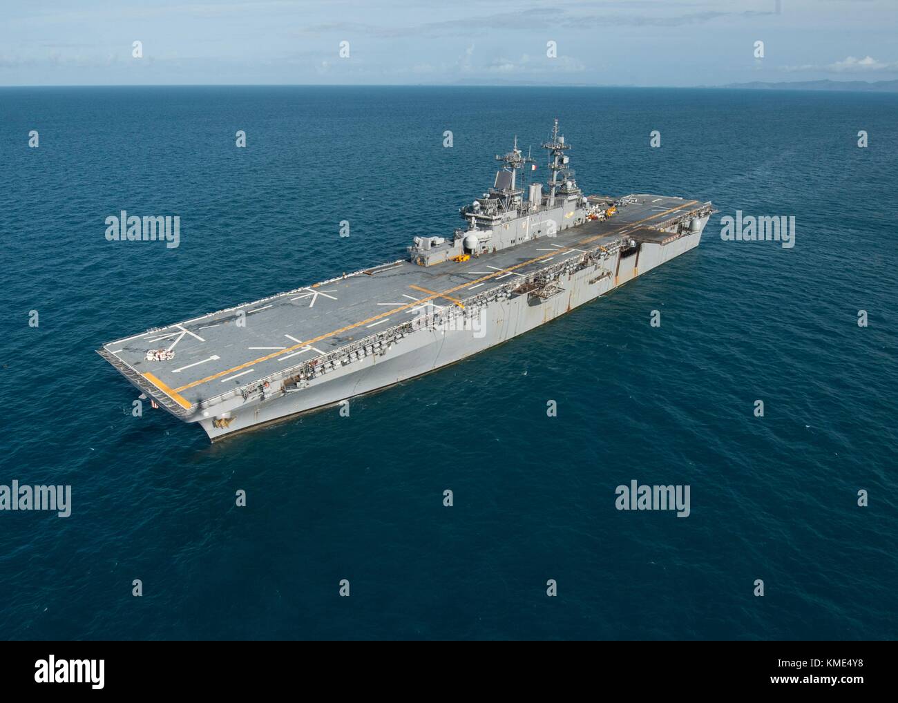 Die US-Marine Wasp-Klasse amphibisches Schiff USS Wasp parow unterwegs in Transit in den USA Virgin Island für die erste Antwort Bemühungen in der Nachmahd des Hurrikans irma September 10, 2017 in der Karibik. (Foto von MCS 3 levingston Lewis über planetpix) Stockfoto