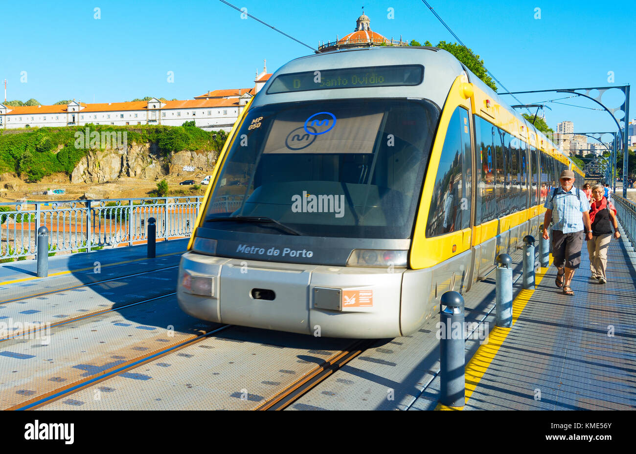 PORTO, PORTUGAL - Juni 07, 2017: Die U-Bahn von Porto auf Dom Luis Brücke bei Sonnenuntergang. Das Netzwerk hat 6 Zeilen und erreicht sieben Gemeinden Stockfoto