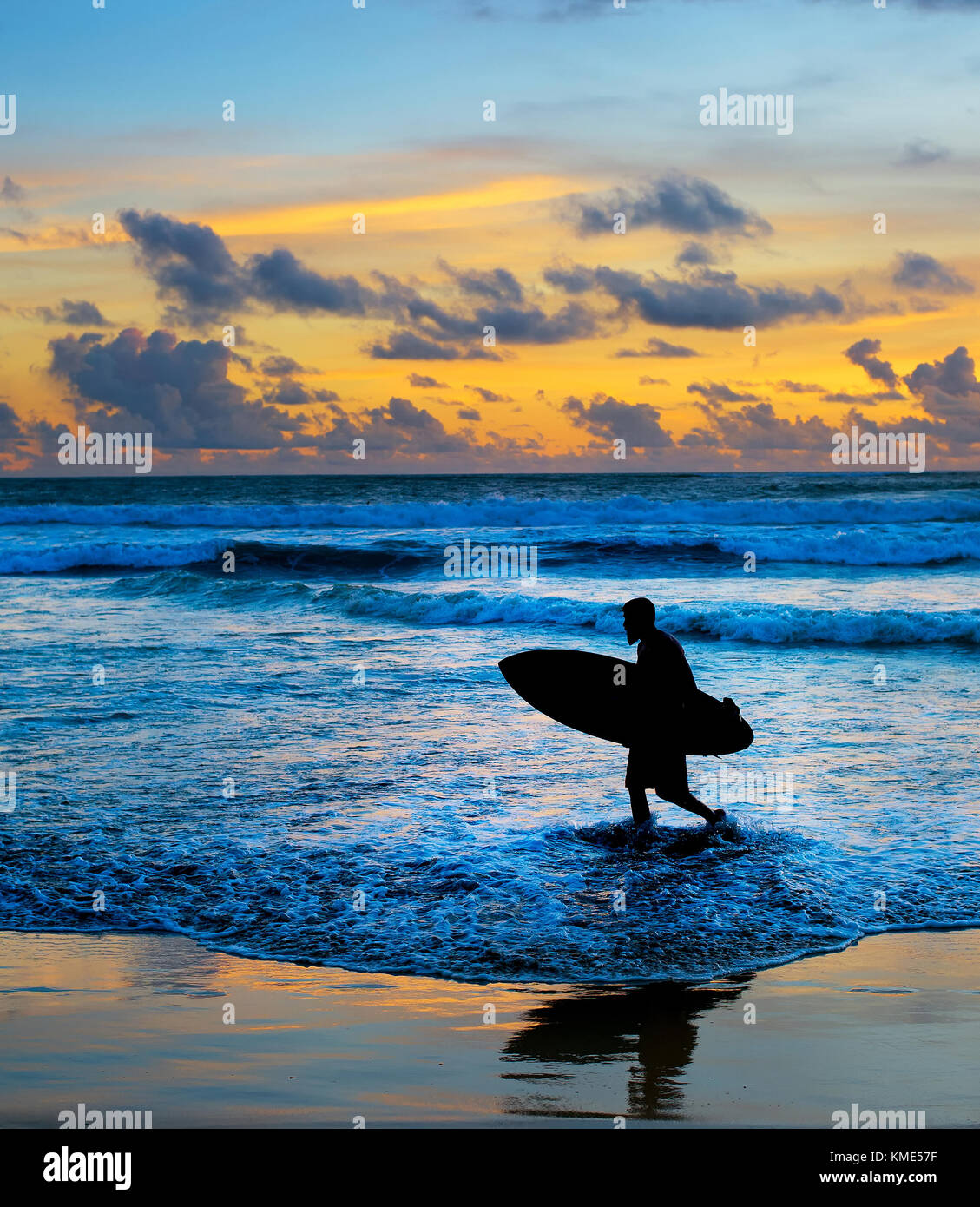 Silhouette von Surfer am Strand mit Surfbrett bei Sonnenuntergang. Die Insel Bali Stockfoto